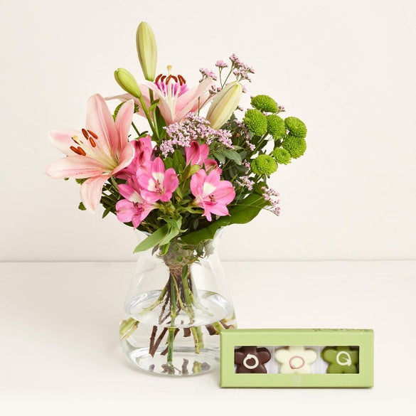 Den fine liljehilsen med marcipanblomster